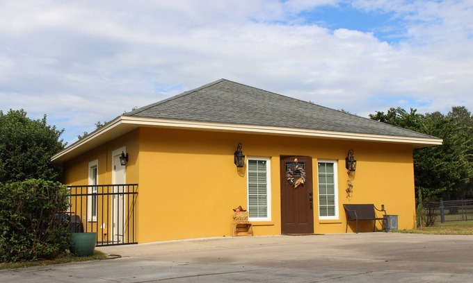 Lakeland House | Luxury Guest House at the Manor w Resort Style Pool Access