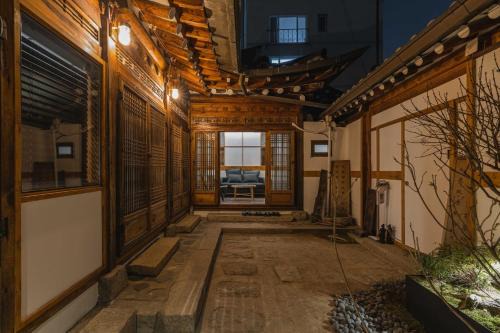 Gahoe-dong Villa | Luxury Hanok The Bukchon Noble