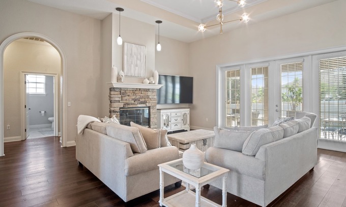 Lakeland House | Luxury Heated Pool Home, 85 inch TV, King bed