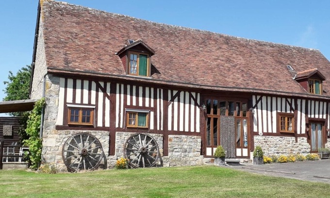 Rouelle House | Luxury Holiday Home * with Pool, Spa, and Sauna a haven of serenity!