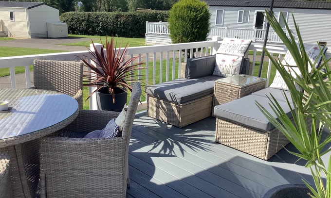 Fenny Bentley Ski Chalet | Luxury Holiday Home, Large Balcony, Quality Outdoor Furniture, BBQ - Indoor Pool