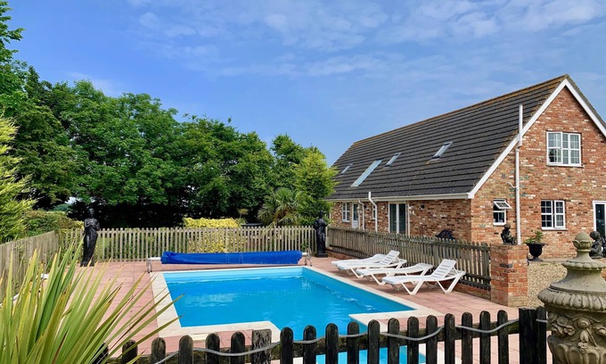 Louth Cottage | Luxury Holiday Home With Pool - Sleeps 19