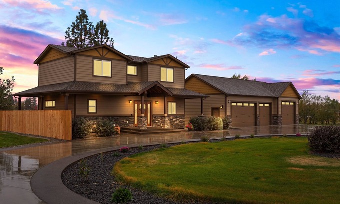 Thorpe Westwood House | Luxury Home 10mins to Downtown: Gameroom, Sauna, Firepit, EV charger