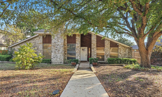 North Central Carrollton House | Luxury Home 4 Bedroom/2Bath