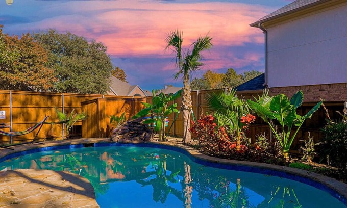 Grand Prairie House | Luxury Home 5BR Hot Tub, Pool & Beautiful Backyard
