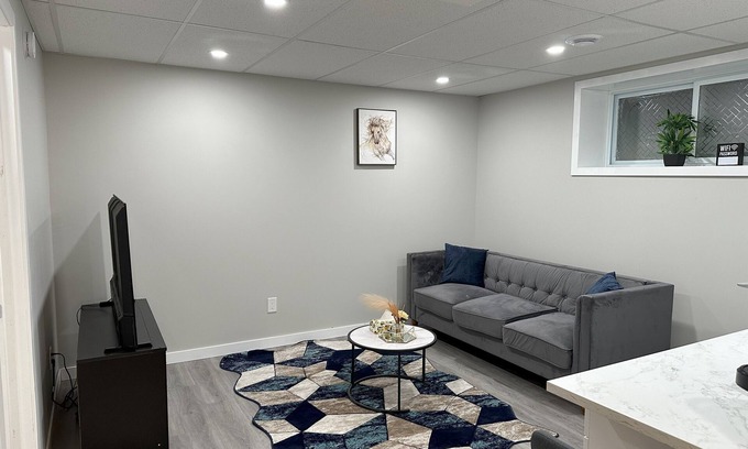 Transcona House | Luxury: Home Away from Home with Private Entrance