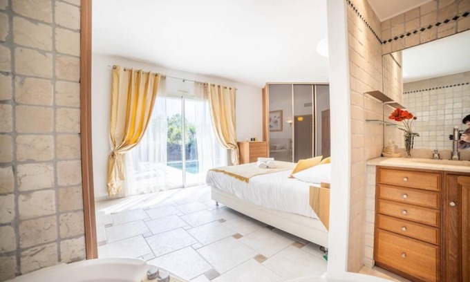 Montferrier-sur-Lez Apartment | Luxury Home -Villa-Pool-Jacuzzi-Family- pool table