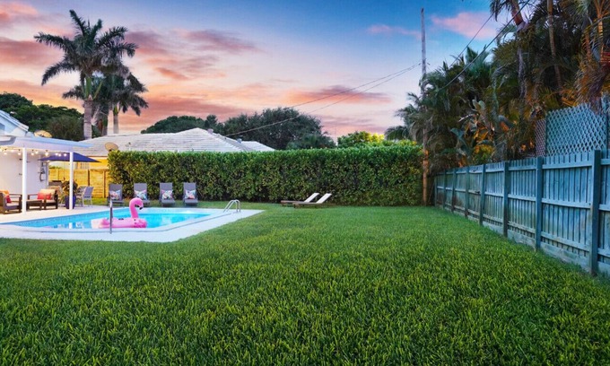 North Palm Beach House | Luxury Home Heated Pool Walk to BEACH! BBQ, EV, Fast WIFI Golf Simulator Soon