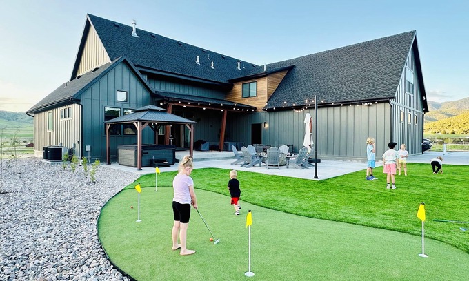 Lava Hot Springs House | Luxury Home! Hot Tub, SportCourt, Putting Green, & BunkRoom for kids!