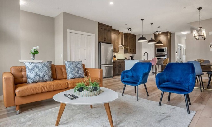Calgary House | Luxury Home|Mins to Airport|3Bed| 2Tvs