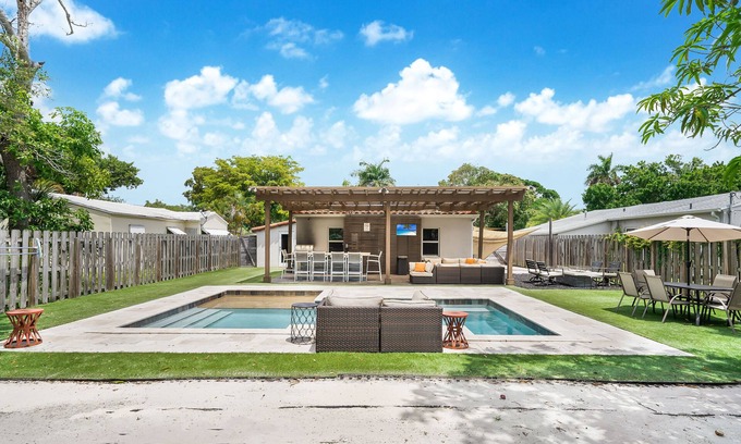 Croissant Park House | ☀️🐟Luxury Home-pool, hot tub and outdoor kitchen, middle of Ft Lauderdale🌴🌊