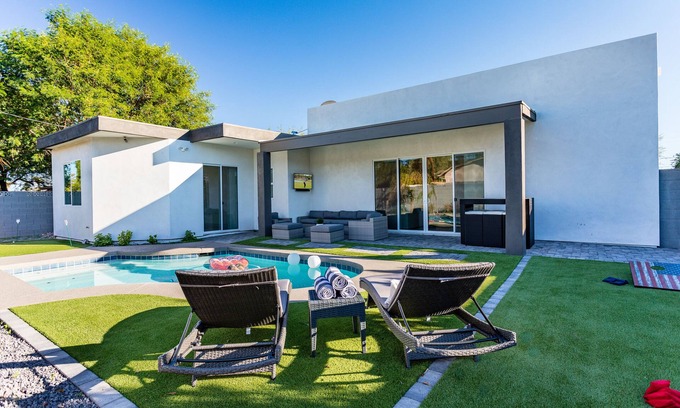 Cox Heights House | Luxury home with heated pool and hot tub close to old-town