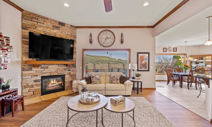 South Richland House | Luxury home with Pool, Mt. views, Hiking/biking trails out the door