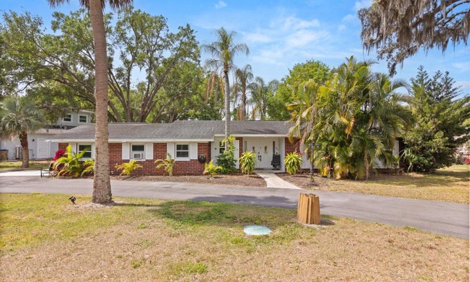 Kissimmee House | Luxury Home, Workspace, Movie Room and BBQ