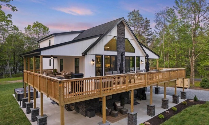 Albrightsville House | Luxury, Hot Tub, Sauna, Pickleball, Dog Friendly