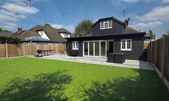 Brentwood House | Luxury House Brentwood, 4 Bedroom, 4 en-suites, Garden/BBQ/Free parking