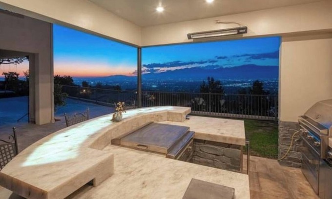 Walnut Valley House | Luxury House/City View/Village