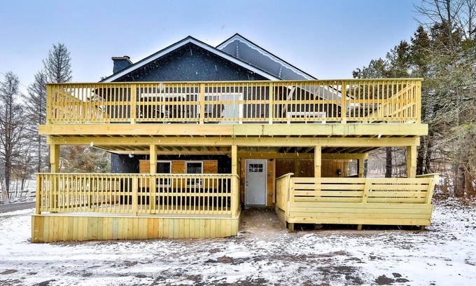 Tannersville House | Luxury House Hot Tub, Sauna, Game room