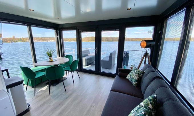 Middelaar Boat Rental | Luxury houseboat with beautiful views