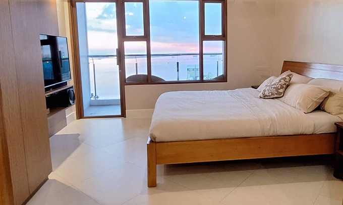 Ermita Night District Apartment | Luxury King 2BR 2BA w/Balcony Bayview Pool Netflix