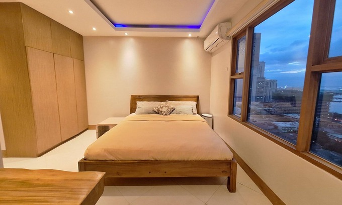 Ermita Night District Apartment | Luxury King 3BR 3BA Condo w/Balcony BayView Pool Netflix