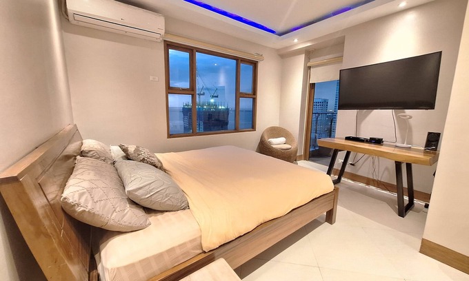 Ermita Night District Condo | Luxury King 4BR 3BA w/2 Balconies Bayview Pool Netflixn