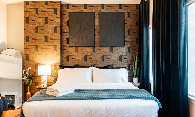 Ann Arbor Apartment | Luxury King bed Studio