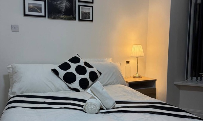 Rusholme House | Luxury King Room in Family Home