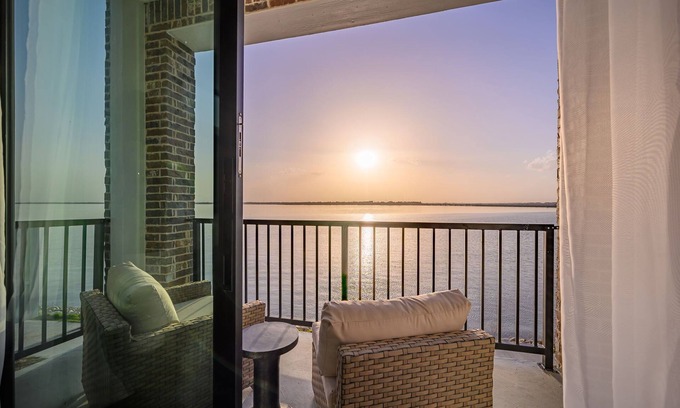 Rowlett House | Luxury Lake House Retreat in Rowlett