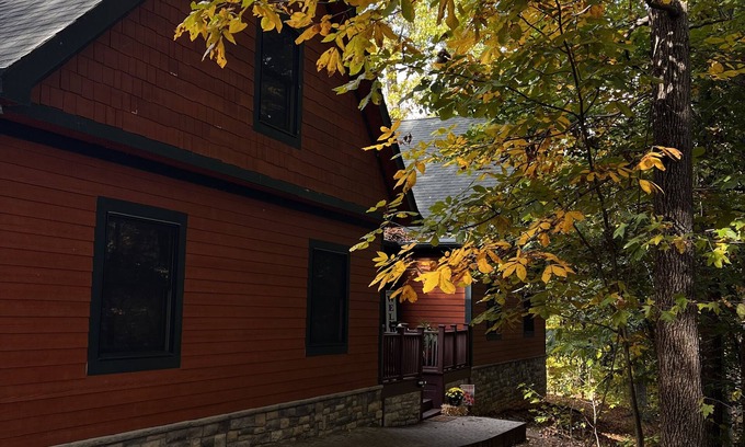 Scottsville House | Luxury Lake House w/DIRECT Lake access Dock Tennis/Pickleball/Basketball Court.