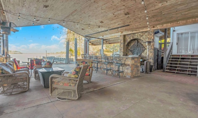 Gilbert Cottage | Luxury Lakefront 4br: Hot Tub, Game Room & Wi-fi
