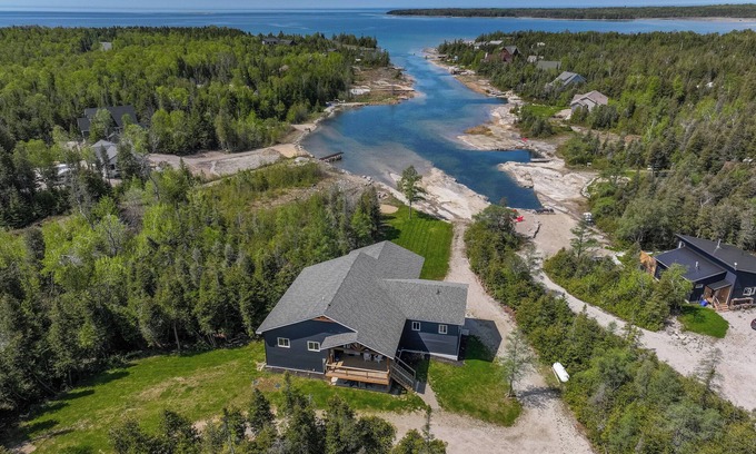 Stokes Bay Ski Chalet | Luxury Lakefront Escape w/Games Room