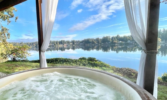 East Olympia House | Luxury Lakeside Retreat-S'mores Hot tub Watersports