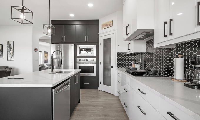 Kincora House | Luxury Lakeview Home w/King Beds & Jacuzzi @ 18-min to Airport, 80-min to Banff