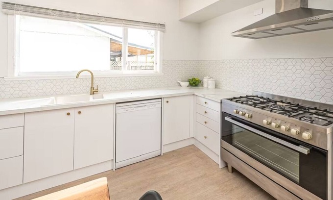 Whanganui Villa | Luxury Living Central College Estate Springvale