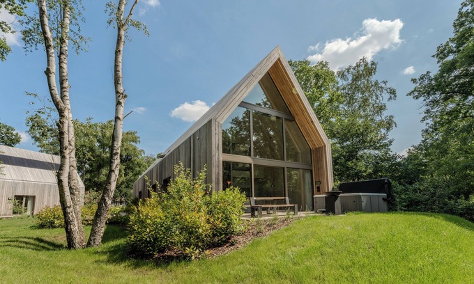 Zolder House | Luxury lodge for 6 people with jacuzzi, surrounded by nature and equipped with high-quality amenities.