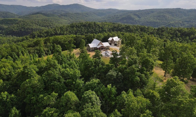 Winona House | Luxury Lodge with Ride-In-Ride-Out Location - WiFi - Sweeping Mountain Views
