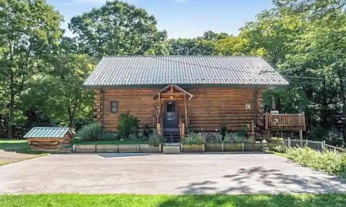 Fountain Cabin | Luxury log cabin w/access to Ford Lake! Sleep 14