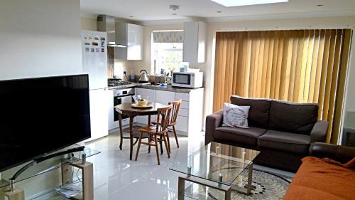 Ravensbury House | Luxury London Ensuite Double Room, Park free, Tram-Train!