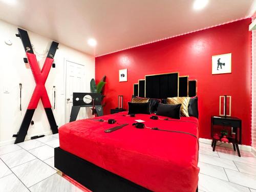 Peter Howell Apartment | Luxury Lovers Escape Hot Tub & Fantasy Suite