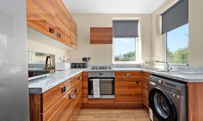 Openshaw House | Luxury Manchester 4-Bed Home Perfect for Contractors & Families w Free Parking