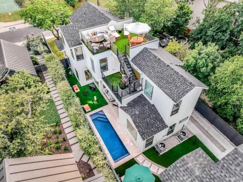 Clarksville House | Luxury Mansion Breathtaking Skyline & Pool
