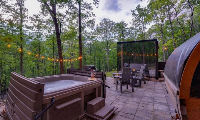 Mercersburg House | Luxury Mirror Cabin Hot Tub Sauna Mtn. Views
