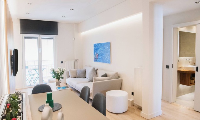 Neos Kosmos Apartment | Luxury Modern Apt near Acropolis and 350 mt from Metro Station