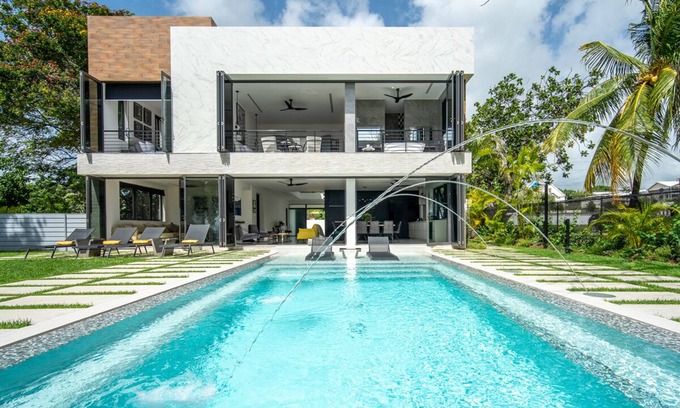 Weston Villa | Luxury Modern Beachfront Villa - Onyx