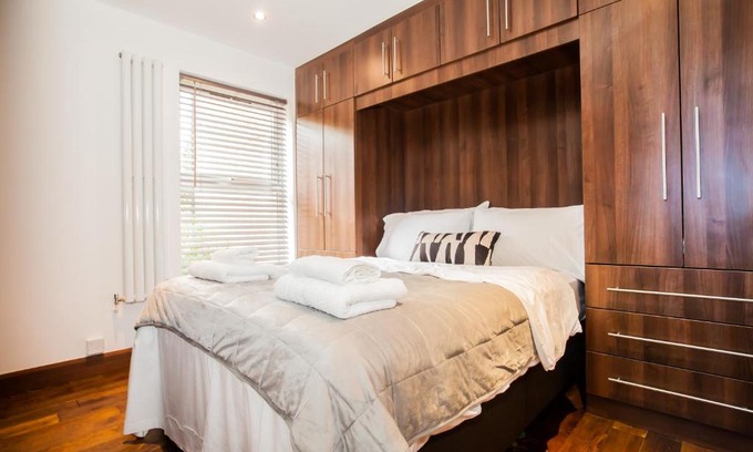 Hampton North Apartment | Luxury Modern Hampton Garden Flat with kitchen & parking