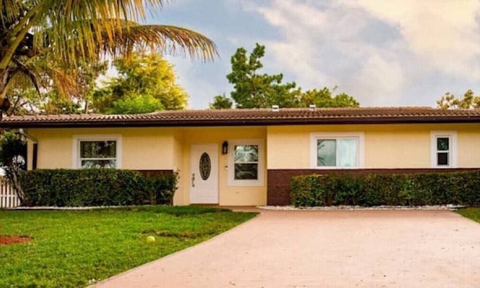 Coral Springs House | Luxury Modern Home - Coral Springs, Florida