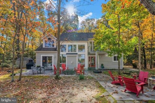Mount Holly House | Luxury Modern Waterfront Retreat