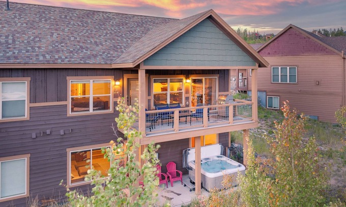 Rendezvous House | Luxury Mountain Villa 106 I Private Hot Tub I Great Views I Best Price I Discounted Attractions