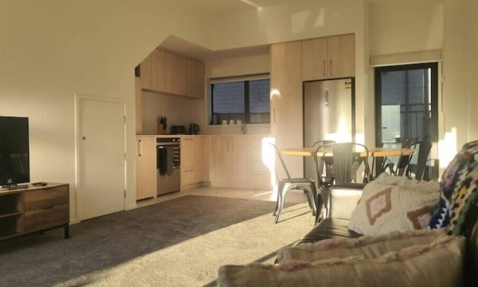 Addington Apartment | *Luxury New 3 Bedroom, 2 Bathroom APT in CBD/Hagley Park/Hospital. Sleep 6*